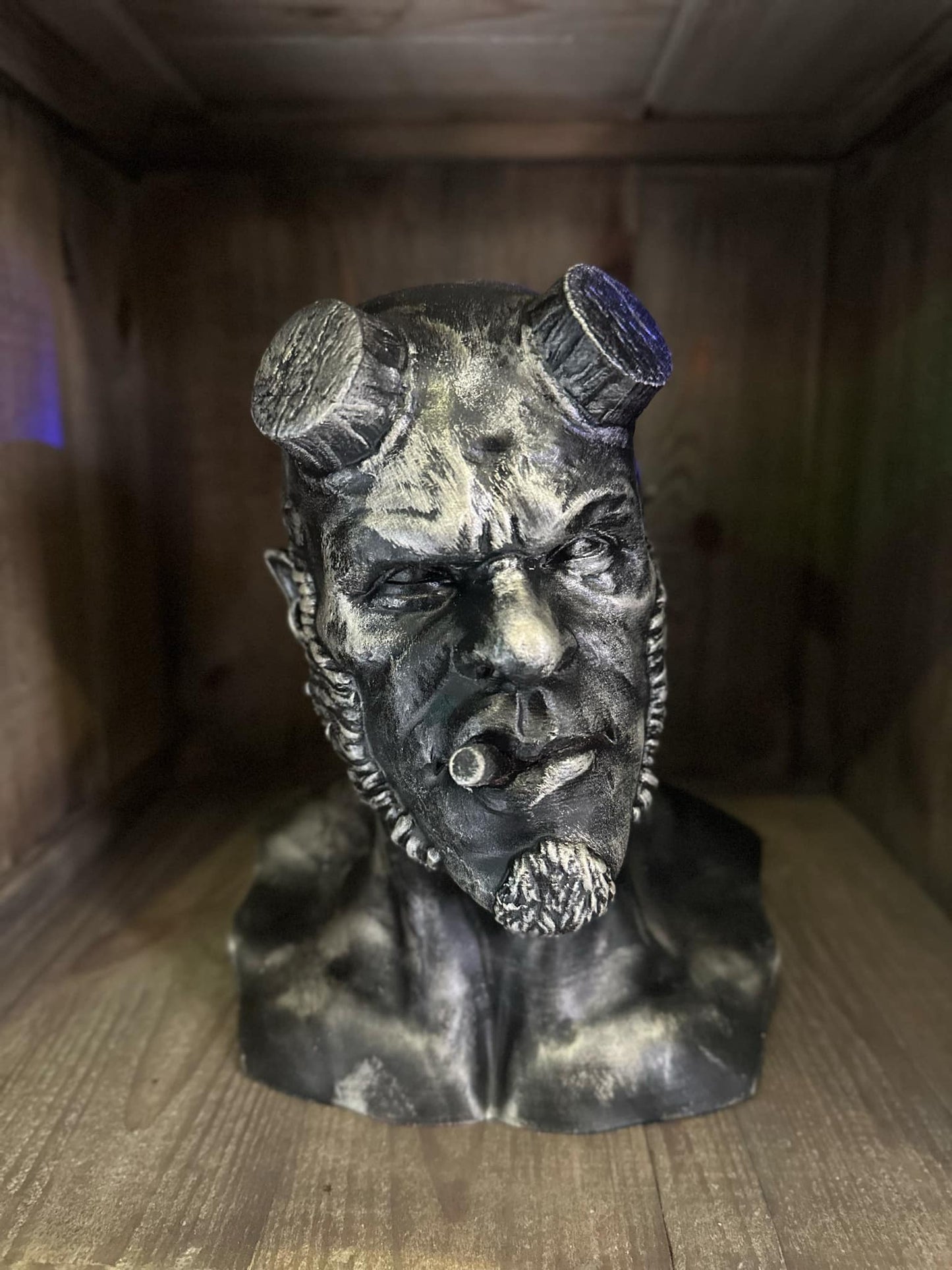 FIGURINE HELBOY